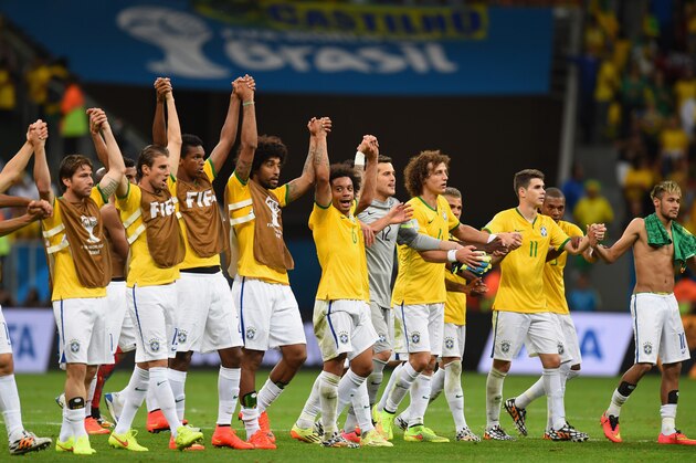 BRASILIA, BRAZIL - JUNE 23:  The Brazil players acknowledge the fans after the 2014 FIFA World Cup Brazil Group A match between Cameroon and Brazil at Estadio Nacional on June 23, 2014 in Brasilia, Brazil.  (Photo by Stu Forster/Getty Images)