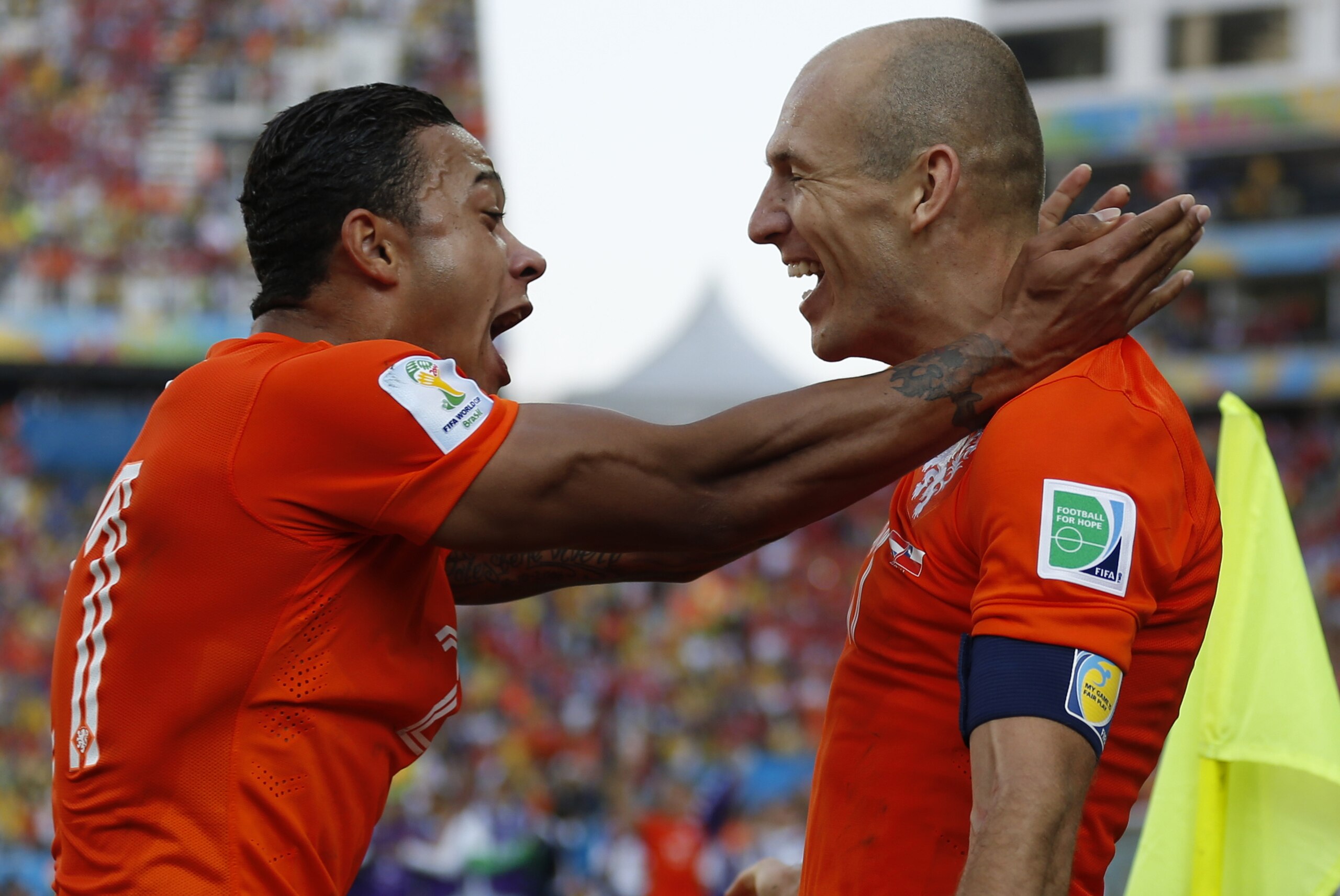 Netherlands' Memphis Depay, left, celebrates with teammate Arjen Robben after scoring his side's second goal during the group B World Cup soccer match between the Netherlands and Chile at the Itaquerao Stadium in Sao Paulo, Brazil, Monday, June 23, 2014. (AP Photo/Frank Augstein)