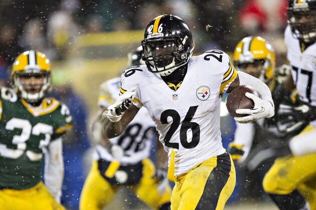 GREEN BAY, WI - DECEMBER 22:  Le'Veon Bell #6 of the Pittsburgh Steelers runs the ball against the Green Bay Packers at Lambeau Field on December 22, 2013 in Green Bay, Wisconsin.  The Steelers defeated the Packers 38-31.  (Photo by Wesley Hitt/Getty Images)