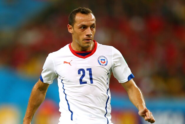 RIO DE JANEIRO, BRAZIL - JUNE 18: Marcelo Diaz of Chile controls the ball during the 2014 FIFA World Cup Brazil Group B match between Spain and Chile at Maracana on June 18, 2014 in Rio de Janeiro, Brazil.  (Photo by Clive Rose/Getty Images)
