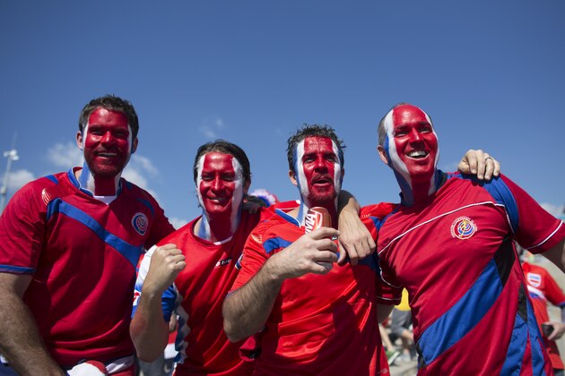 BELO HORIZONTE, BRAZIL - JUNE 24:  Fans of the Costa Rica football team cheer as they arrive at the Mineirao Stadium to watch England play Costa Rica on June 24, 2014 in Belo Horizonte, Brazil. England drew 0-0 with Costa Rica in their final game of Group D in the 2014 FIFA World Cup, the result sees England finish at the bottom of the group table with Costa Rica at the top.  (Photo by Oli Scarff/Getty Images)