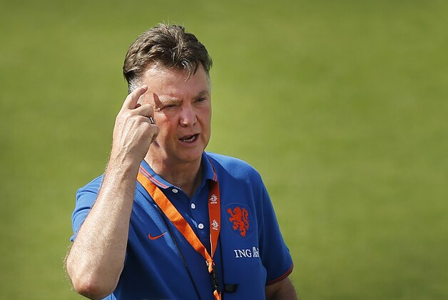 Coach Louis van Gaal of the Netherlands briefs his team during a training session in Rio de Janeiro, Brazil, Thursday, June 26, 2014.  Netherlands will play Group A runner-up Mexico in the second round on Sunday in Fortaleza. (AP Photo/Wong Maye-E)