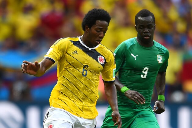 BRASILIA, BRAZIL - JUNE 19: Carlos Sanchez of Colombia controls the ball against Cheick Tiote of the Ivory Coast during the 2014 FIFA World Cup Brazil Group C match between Colombia and Cote D'Ivoire at Estadio Nacional on June 19, 2014 in Brasilia, Brazil.  (Photo by Christopher Lee/Getty Images)