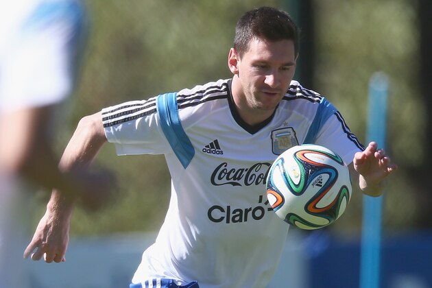 VESPASIANO, BRAZIL - JUNE 28: Lionel Messi of Argentina during a training session at Cidade do Galo on June 28, 2014 in Vespasiano, Brazil. (Photo by Ronald Martinez/Getty Images) VESPASIANO, BRAZIL - JUNE 28: Lionel Messi of Argentina during a training session at Cidade do Galo on June 28, 2014 in Vespasiano, Brazil. (Photo by Ronald Martinez/Getty Images)