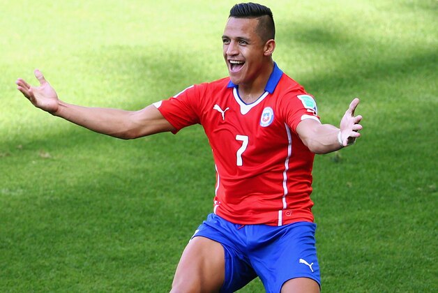 BELO HORIZONTE, BRAZIL - JUNE 28: Alexis Sanchez of Chile celebrates scoring his team's first goal during the 2014 FIFA World Cup Brazil round of 16 match between Brazil and Chile at Estadio Mineirao on June 28, 2014 in Belo Horizonte, Brazil.  (Photo by Ian Walton/Getty Images)
