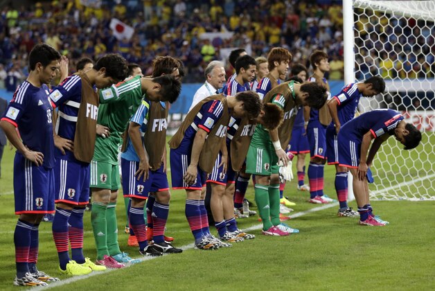 Japan's players salute fans after during the group C World Cup soccer match between Japan and Colombia at the Arena Pantanal in Cuiaba, Brazil, Tuesday, June 24, 2014. Colombia won 4-1.(AP Photo/Dolores Ochoa)