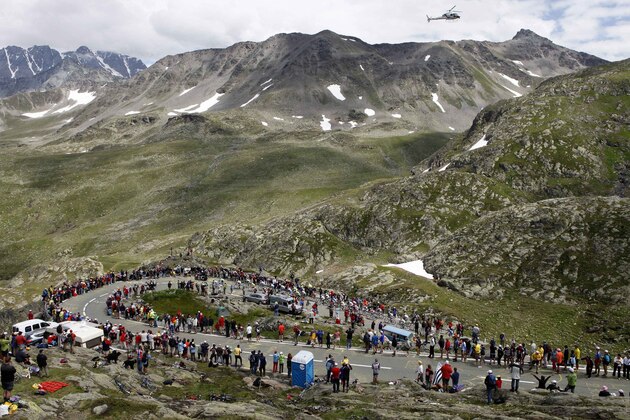 The pack of riders climb in the Swiss Alps during the 16th stage, a 159 km race from Martigny to Bourg-Saint-Maurice in France, at the 96th Tour de France cycling race, near the Great St Bernard Pass, Switzerland, Tuesday, July 21, 2009. (AP Photo/Keystone/Jean-Christophe Bott)