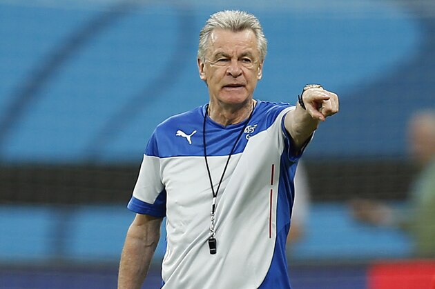 Switzerland's coach Ottmar Hitzfeld points during a training session at the Arena da Amazonia in Manaus, Brazil, Tuesday, June 24, 2014, one day before the group E match between Honduras and Switzerland of the 2014 soccer World Cup. (AP Photo/Frank Augstein)