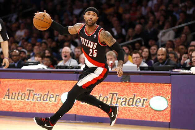 Portland Trail Blazers guard Mo Williams dribbles the ball against the Portland Trail Blazers during the first half of an NBA basketball game in Los Angeles, Tuesday, April 1, 2014. (AP Photo/Danny Moloshok)
