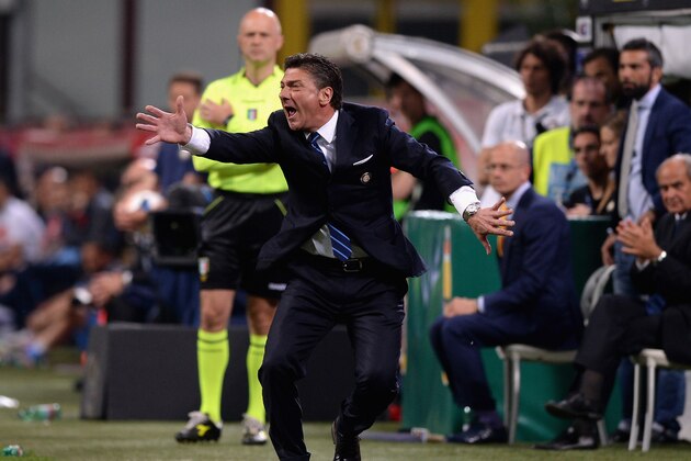 MILAN, ITALY - APRIL 26: Head coach FC Inter Milan Walter Mazzarri reacts during the Serie A match between FC Internazionale Milano and SSC Napoli at San Siro Stadium on April 26, 2014 in Milan, Italy. (Photo by Claudio Villa/Getty Images) MILAN, ITALY - APRIL 26: Head coach FC Inter Milan Walter Mazzarri reacts during the Serie A match between FC Internazionale Milano and SSC Napoli at San Siro Stadium on April 26, 2014 in Milan, Italy. (Photo by Claudio Villa/Getty Images)