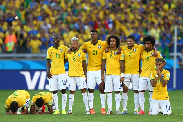 BELO HORIZONTE, BRAZIL - JUNE 28: (L-R) Thiago Silva, Luiz Gustavo, Ramires, Dani Alves, Jo, Marcelo, Hulk, Willian and Neymar of Brazil look on during a penalty shootout during the 2014 FIFA World Cup Brazil round of 16 match between Brazil and Chile at Estadio Mineirao on June 28, 2014 in Belo Horizonte, Brazil.  (Photo by Quinn Rooney/Getty Images)