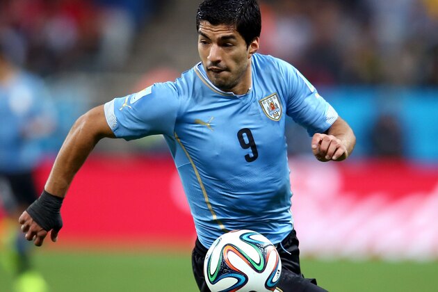 SAO PAULO, BRAZIL - JUNE 19:  Luis Suarez of Uruguay controls the ball during the 2014 FIFA World Cup Brazil Group D match between Uruguay and England at Arena de Sao Paulo on June 19, 2014 in Sao Paulo, Brazil.  (Photo by Julian Finney/Getty Images)