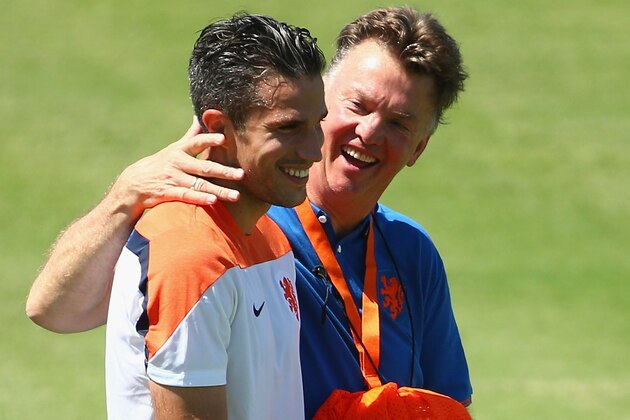 FORTALEZA, BRAZIL - JUNE 28:  Louis van Gaal, manager of Netherlands talks with Robin van Persie during the Netherlands training session at the 2014 FIFA World Cup Brazil held at Estadio Presidente Vargas on June 28, 2014 in Fortaleza, Brazil.  (Photo by Robert Cianflone/Getty Images)
