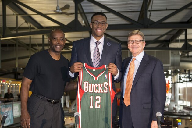 Milwaukee Bucks first round draft pick Jabari Parker is flanked by coach Larry Drew, left, and general manager John Hammond as he is introduced at a news conference Friday, June 27, 2014, in Milwaukee. (AP Photo/Morry Gash)