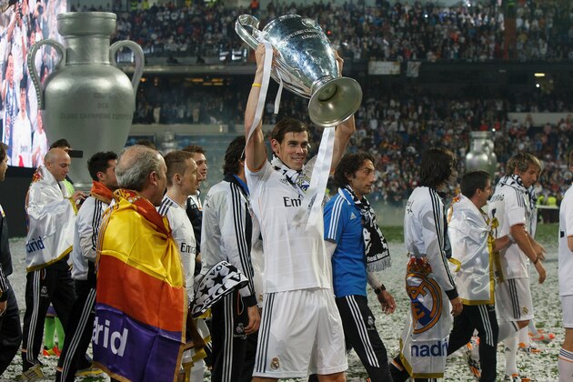MADRID, SPAIN - MAY 25:  Real Madrid player Gareth Bale lifts the trophy during the Real Madrid celebration the day after winning the UEFA Champions League final at Santiago Bernabeu Stadium on May 25, 2014 in Madrid, Spain. Real Madrid CF achieves their tenth European Cup at Lisbon at Lisbon 12 years later.  (Photo by Pablo Blazquez Dominguez/Getty Images)