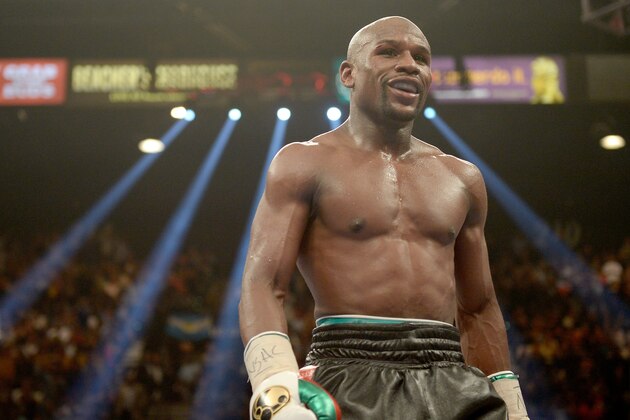 LAS VEGAS, NV - MAY 03:  Floyd Mayweather Jr. smiles while taking on Marcos Maidana during their WBC/WBA welterweight unification fight at the MGM Grand Garden Arena on May 3, 2014 in Las Vegas, Nevada.  (Photo by Harry How/Getty Images)
