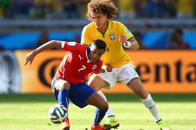BELO HORIZONTE, BRAZIL - JUNE 28:  Alexis Sanchez of Chile and David Luiz of Brazil compete for the ball during the 2014 FIFA World Cup Brazil round of 16 match between Brazil and Chile at Estadio Mineirao on June 28, 2014 in Belo Horizonte, Brazil.  (Photo by Paul Gilham/Getty Images)