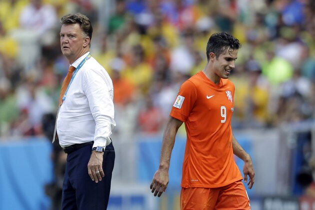 Netherlands' Robin van Persie walks past Netherlands' head coach Louis van Gaal after being substituted during the World Cup round of 16 soccer match between the Netherlands and Mexico at the Arena Castelao in Fortaleza, Brazil, Sunday, June 29, 2014. (AP Photo/Natacha Pisarenko)