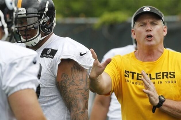 Pittsburgh Steelers offensive line coach Mike Munchak, right, during an NFL football organized team activity on Wednesday, May 28, 2014 in Pittsburgh. (AP Photo/Keith Srakocic)