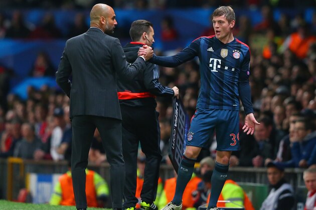 MANCHESTER, ENGLAND - APRIL 01:  Pep Guardiola head coach of Bayern Muenchen has words with Toni Kroos of Bayern Muenchen during the UEFA Champions League Quarter Final first leg match between Manchester United and FC Bayern Muenchen at Old Trafford on April 1, 2014 in Manchester, England.  (Photo by Alex Livesey/Getty Images)