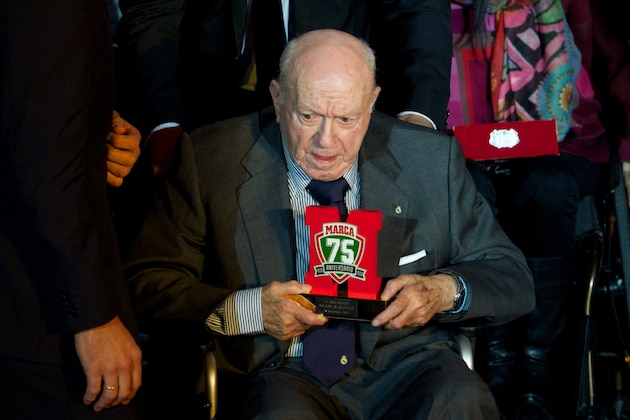 MADRID, SPAIN - NOVEMBER 26:  Alfredo Di Stefano receives the 'Marca' award 75th anniversary at the Callao cinema on November 26, 2013 in Madrid, Spain.  (Photo by Carlos Alvarez/Getty Images)