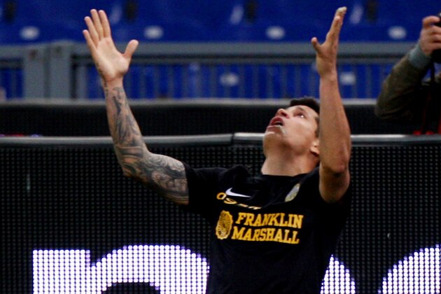 ROME, ITALY - MAY 05:  Juan Manuel Iturbe of Hellas Verona celebrates after scoring his team's second goal during the Serie A match between SS Lazio and Hellas Verona FC at Stadio Olimpico on May 5, 2014 in Rome, Italy.  (Photo by Paolo Bruno/Getty Images)