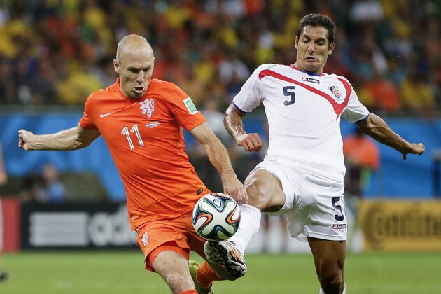 Costa Rica's Celso Borges, right, challenges Netherlands' Arjen Robben during the World Cup quarterfinal soccer match between the Netherlands and Costa Rica at the Arena Fonte Nova in Salvador, Brazil, Saturday, July 5, 2014. (AP Photo/Felipe Dana)