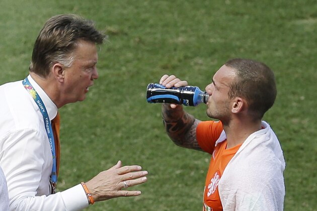 Netherlands' head coach Louis van Gaal, left, instructs Wesley Sneijder during a cooling break of the World Cup round of 16 soccer match between the Netherlands and Mexico at the Arena Castelao in Fortaleza, Brazil, Sunday, June 29, 2014. (AP Photo/Themba Hadebe)
