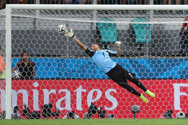 SALVADOR, BRAZIL - JULY 05: Keylor Navas of Costa Rica makes a save during the 2014 FIFA World Cup Brazil Quarter Final match between the Netherlands and Costa Rica at Arena Fonte Nova on July 5, 2014 in Salvador, Brazil.  (Photo by Dean Mouhtaropoulos/Getty Images)