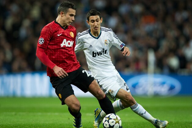 MADRID, SPAIN - FEBRUARY 13:  Robin van Persie (L) of Manchester United duels for the ball with Angel Di Maria of Real Madrid during the UEFA Champions League Round of 16 first leg match between Real Madrid and Manchester United at Estadio Santiago Bernabeu on February 13, 2013 in Madrid, Spain.  (Photo by Jasper Juinen/Getty Images)