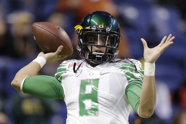 Oregon's Marcus Mariota throws to prepare for the Valero Alamo Bowl NCAA college football game against Texas, Monday,  Dec. 30, 2013, in San Antonio. (AP Photo/Eric Gay)