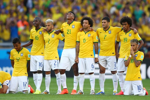 BELO HORIZONTE, BRAZIL - JUNE 28:  (L-R) Thiago Silva, Luiz Gustavo, Ramires, Dani Alves, Jo, Marcelo, Hulk, Willian and Neymar of Brazil look on during a penalty shootout during the 2014 FIFA World Cup Brazil round of 16 match between Brazil and Chile at Estadio Mineirao on June 28, 2014 in Belo Horizonte, Brazil.  (Photo by Paul Gilham/Getty Images)