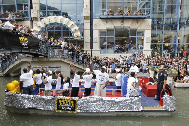 SAN ANTONIO, TX - JUNE 18:  Former San Antonio Spurs player David Robinson (center) waves to the crowd during the victory parade down the Riverwalk on June 18, 2014 in San Antonio, Texas. NOTE TO USER: User expressly acknowledges and agrees that, by downloading and/or using this photograph, user is consenting to the terms and conditions of the Getty Images License Agreement. (Photo by Chris Covatta/Getty Images)