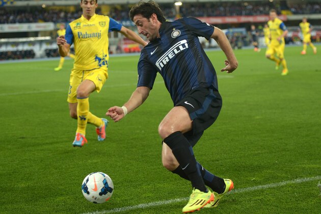 VERONA, ITALY - MAY 18:  Diego Milito of Internazionale Milano controlls the ball during the Serie A match between AC Chievo Verona and FC Internazionale Milano at Stadio Marc'Antonio Bentegodi on May 18, 2014 in Verona, Italy.  (Photo by Dino Panato/Getty Images)