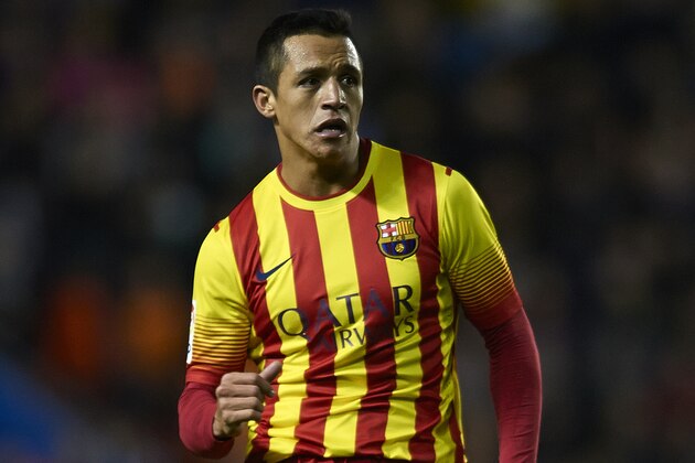 VALENCIA, SPAIN - JANUARY 19:  Alexis Sanchez of Barcelona runs with the ball during the la Liga match between Levante UD and FC Barcelona at Ciutat de Valencia on January 19, 2014 in Valencia, Spain.  (Photo by Manuel Queimadelos Alonso/Getty Images)