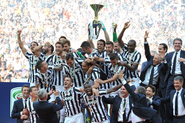 TURIN, ITALY - MAY 18:  The Juventus FC players celebrate with the Serie A trophy at the end of the Serie A match between Juventus and Cagliari Calcio at Juventus Arena on May 18, 2014 in Turin, Italy.  (Photo by Valerio Pennicino/Getty Images)
