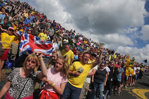SHEFFIELD, ENGLAND - JULY 06:  Fans crowd the sides of the course as they support the riders during stage two of the 2014 Le Tour de France from York to Sheffield on July 6, 2014 in Sheffield, United Kingdom.  (Photo by Doug Pensinger/Getty Images)