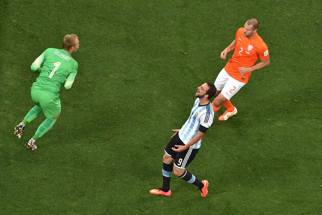 SAO PAULO, BRAZIL - JULY 09: Gonzalo Higuain of Argentina reacts as goalkeeper Jasper Cillessen of the Netherlands picks up the ball and teammate Ron Vlaar looks on during the 2014 FIFA World Cup Brazil Semi Final match between the Netherlands and Argentina at Arena de Sao Paulo on July 9, 2014 in Sao Paulo, Brazil.  (Photo by Francois Xavier Marit - Pool/Getty Images)