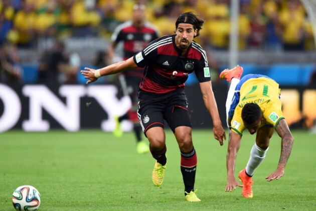 BELO HORIZONTE, BRAZIL - JULY 08:  Sami Khedira of Germany and Luiz Gustavo of Brazil compete for the ball during the 2014 FIFA World Cup Brazil Semi Final match between Brazil and Germany at Estadio Mineirao on July 8, 2014 in Belo Horizonte, Brazil.  (Photo by Laurence Griffiths/Getty Images)