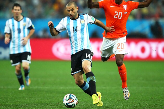 SAO PAULO, BRAZIL - JULY 09: Javier Mascherano of Argentina controls the ball as Georginio Wijnaldum of the Netherlands gives chase during the 2014 FIFA World Cup Brazil Semi Final match between the Netherlands and Argentina at Arena de Sao Paulo on July 9, 2014 in Sao Paulo, Brazil. (Photo by Clive Rose/Getty Images) SAO PAULO, BRAZIL - JULY 09: Javier Mascherano of Argentina controls the ball as Georginio Wijnaldum of the Netherlands gives chase during the 2014 FIFA World Cup Brazil Semi Final match between the Netherlands and Argentina at Arena de Sao Paulo on July 9, 2014 in Sao Paulo, Brazil. (Photo by Clive Rose/Getty Images)
