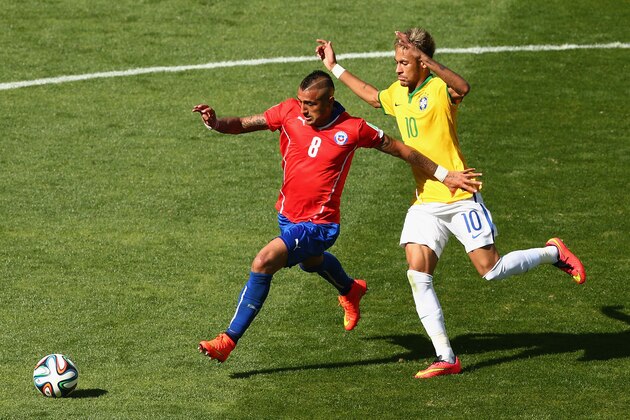 BELO HORIZONTE, BRAZIL - JUNE 28:  Arturo Vidal of Chile controls tghe ball past Neymar of Brazil during the 2014 FIFA World Cup Brazil round of 16 match between Brazil and Chile at Estadio Mineirao on June 28, 2014 in Belo Horizonte, Brazil.  (Photo by Ian Walton/Getty Images)