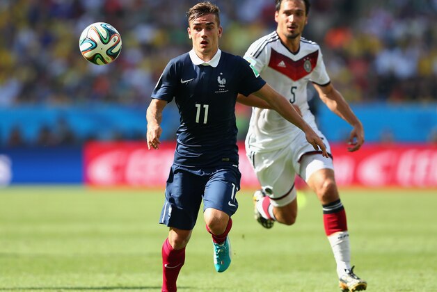 RIO DE JANEIRO, BRAZIL - JULY 04:  Antoine Griezmann of France controls the ball as Mats Hummels of Germany gives chase during the 2014 FIFA World Cup Brazil Quarter Final match between France and Germany at Maracana on July 4, 2014 in Rio de Janeiro, Brazil.  (Photo by Martin Rose/Getty Images)
