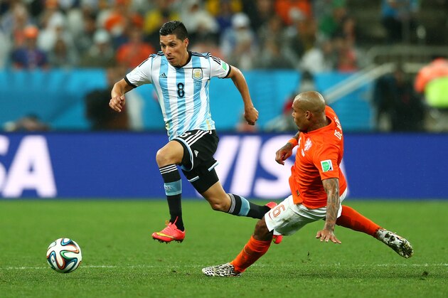 SAO PAULO, BRAZIL - JULY 09: Enzo Perez of Argentina controls the ball against Nigel de Jong of the Netherlands during the 2014 FIFA World Cup Brazil Semi Final match between the Netherlands and Argentina at Arena de Sao Paulo on July 9, 2014 in Sao Paulo, Brazil.  (Photo by Ronald Martinez/Getty Images)
