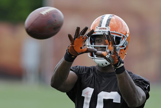 Cleveland Browns wide receiver Andrew Hawkins catches balls after organized team activities at the NFL football team's facility in Berea, Ohio Tuesday, June 3, 2014. (AP Photo/Mark Duncan)