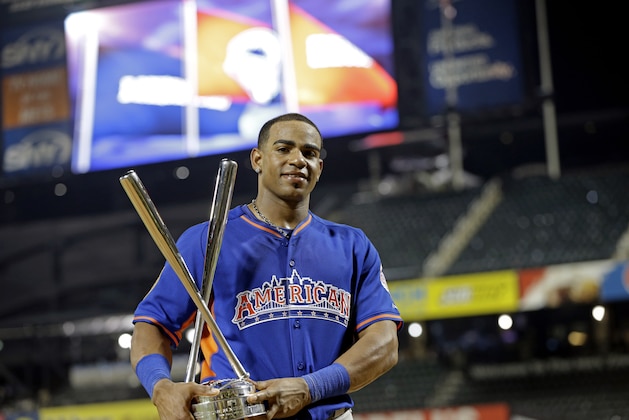 American League's Yoenis Cespedes, of the Oakland Athletics, poses with the trophy after winning the MLB All-Star baseball Home Run Derby, on Monday, July 15, 2013 in New York. (AP Photo/Kathy Willens)