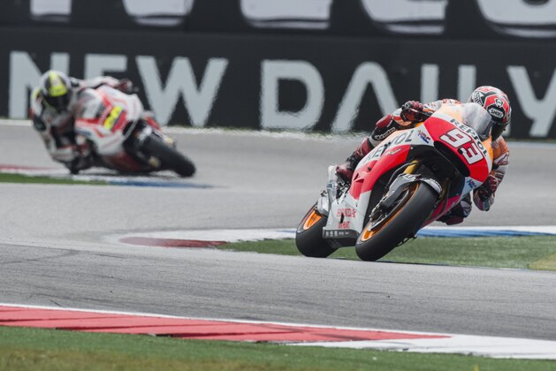 ASSEN, NETHERLANDS - JUNE 28:   Marc Marquez of Spain and Repsol Honda Team
leads the field during the MotoGp race during the MotoGP of Netherlands - Race at  on June 28, 2014 in Assen, Netherlands.  (Photo by Mirco Lazzari gp/Getty Images)
