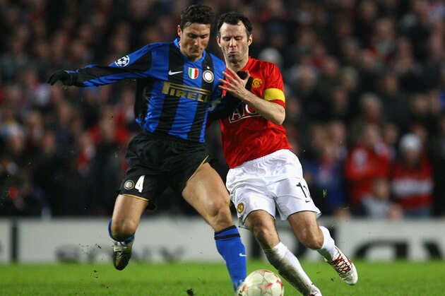 MANCHESTER, UNITED KINGDOM - MARCH 11:  Javier Zanetti of Inter Milan tussles for posession with Ryan Giggs of Manchester United during the UEFA Champions League Round of Sixteen, Second Leg match between Manchester United and Inter Milan at Old Trafford on March 11, 2009 in Manchester, England.  (Photo by Alex Livesey/Getty Images)