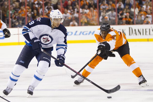Winnipeg Jets' Evander Kane in action with the puck against Philadelphia Flyers' Wayne Simmonds during the first period of an NHL hockey game, Friday, Nov. 29, 2013, in Philadelphia.  The Flyers win 2-1.  (AP Photo/Chris Szagola)