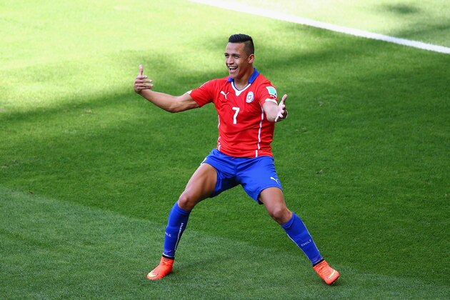 BELO HORIZONTE, BRAZIL - JUNE 28:  Alexis Sanchez of Chile celebrates scoring his team's first goal during the 2014 FIFA World Cup Brazil round of 16 match between Brazil and Chile at Estadio Mineirao on June 28, 2014 in Belo Horizonte, Brazil.  (Photo by Ian Walton/Getty Images)