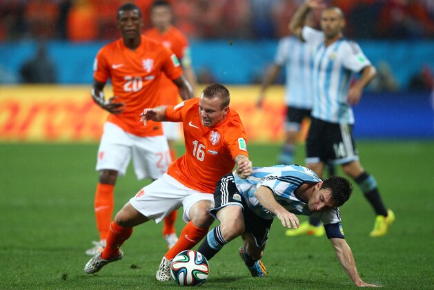 SAO PAULO, BRAZIL - JULY 09: Jordy Clasie of the Netherlands and Lionel Messi of Argentina compete for the ball during the 2014 FIFA World Cup Brazil Semi Final match between the Netherlands and Argentina at Arena de Sao Paulo on July 9, 2014 in Sao Paulo, Brazil.  (Photo by Clive Rose/Getty Images)